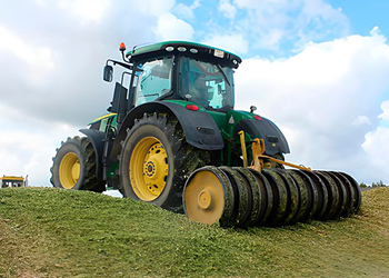 Трамбовщик силоса и сенажа ТСС-3.5 на тракторе John Deere